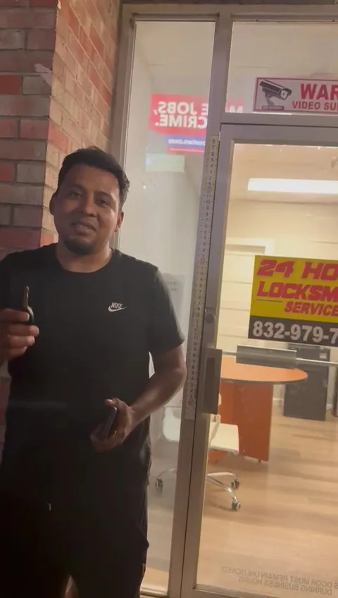 24 HOUR LOCKSMITH SERVICE LLC