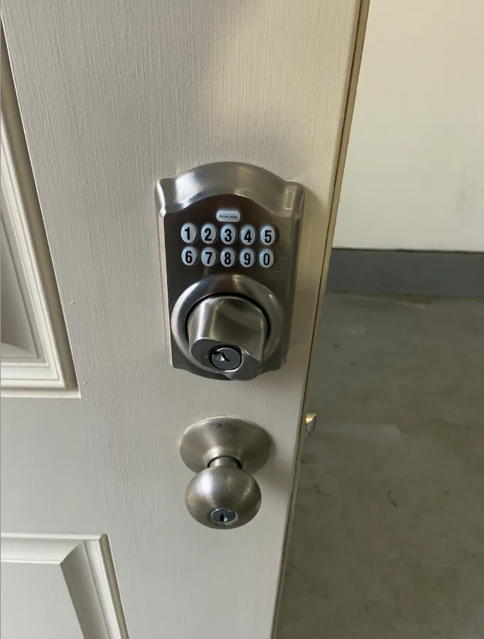 Roadside and emergency car locksmith service